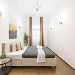 Deluxe & Cozy Located Joseph Boulevard *
