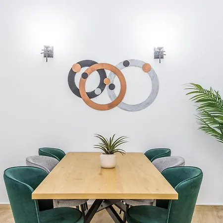 Deluxe & Cozy Located Joseph Boulevard *